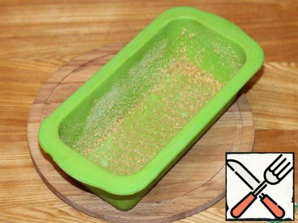 Grease the baking dish with vegetable oil (or butter) and sprinkle with breadcrumbs.