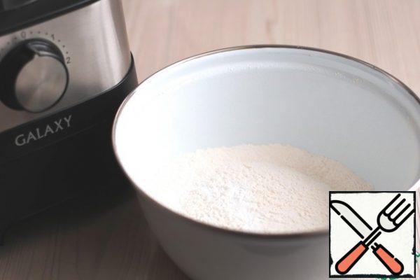 Mix salt (1 pinch), flour (280 gr.) and baking powder (1 teaspoon) in a bowl.