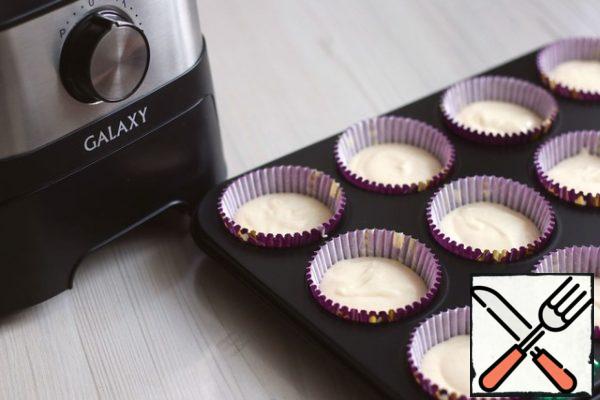Add the mixture better prepared for baking to the capsules, filling them by about 2/3.