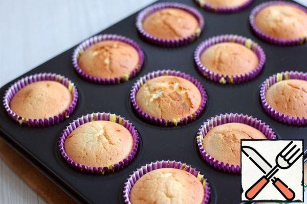 Send the dough form to the oven, preheated to 180 ° C. Bake the cupcakes until completely dry.
