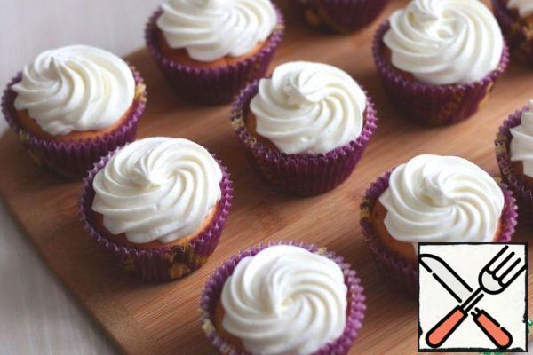 You can use any cream to your liking. This recipe used a cream of whipped sour cream and sugar, which was added to the thickener for sour cream.