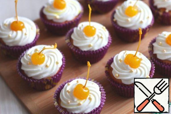 Decorate cherry cupcakes for cocktails and confectionery sprinkles in the form of pearls.