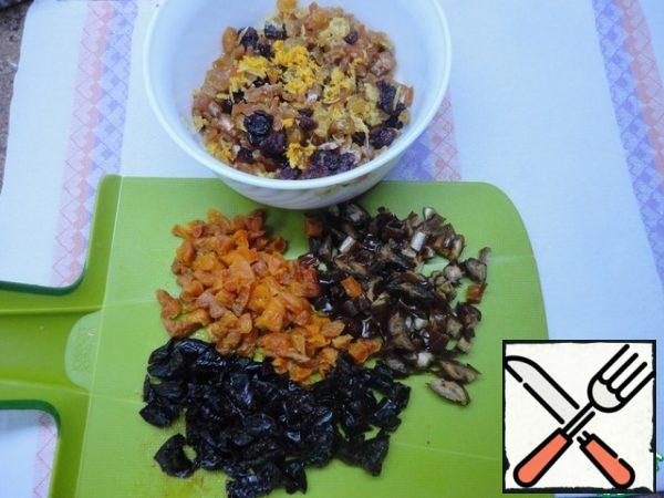 Wash the raisins, prunes and dried apricots. Cut dried apricots, prunes and dates into raisin-sized pieces. Candied fruit (I have my own orange), if necessary, also cut.