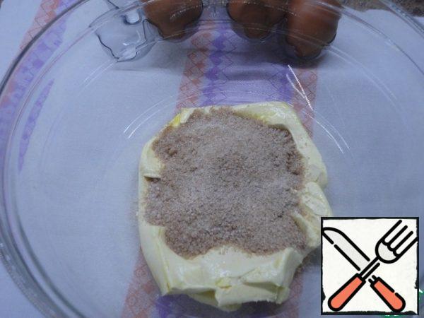 Turn on the oven so that it warms up to 150-160 degrees.
For the dough, the butter should be soft (not melted!), and the eggs should be at room temperature. All this can be left on the table overnight. Beat the butter and sugar for 5-7 minutes. Then add one egg at a time, beating each time until smooth. Last of all, add honey.