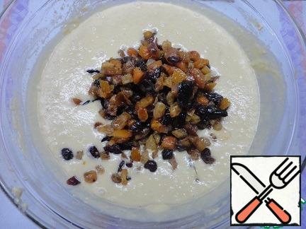 Combine the egg-oil mixture with the soaked dried fruits.