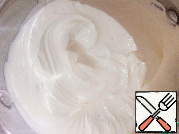 Beat our cream (necessarily chilled, preferably 33%) with powdered sugar until stable peaks.