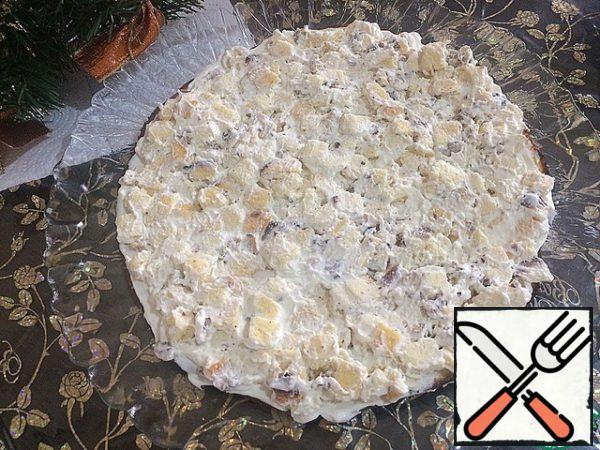Put half of our mass of dough pieces and nuts on the cake. Carefully distribute the cake.