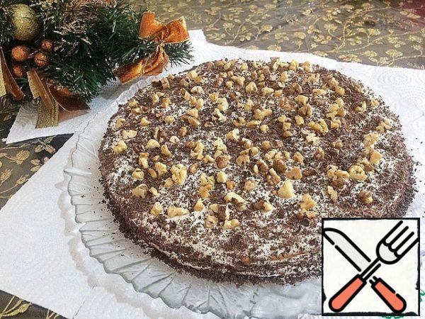 Similarly, we collect the remaining layers. The top and sides of the cake are liberally smeared with cream, decorated with nuts and grated chocolate. You can send our cake in the refrigerator for a few hours, so that it is thoroughly soaked.