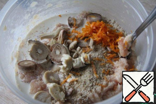 Add mushrooms, orange zest, pepper, and salt to the minced meat. It is better to take small mushrooms and put them whole. I chose the option with large mushrooms, so that some of them are cut into minced meat, and some (hats) are used entirely.
Mix everything.