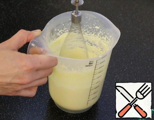 First you need to prepare the cream because it needs time to cool down.
In a saucepan, combine the egg, salt, vanilla, and sugar. Mix and add the milk. Put on the stove and cook until light thickening on the fire below average. It took me about 10 minutes. In this cream, the egg-milk mass will be quite liquid, not the same as for custard. Remove from the heat and add the lemon zest and juice. Stir. Cool.
And when the egg-milk mass has cooled, I beat the softened butter until it is fluffy and slightly white.
And then, in a few passes, I connect the two masses.
Whisk until smooth and the cream is ready!!!