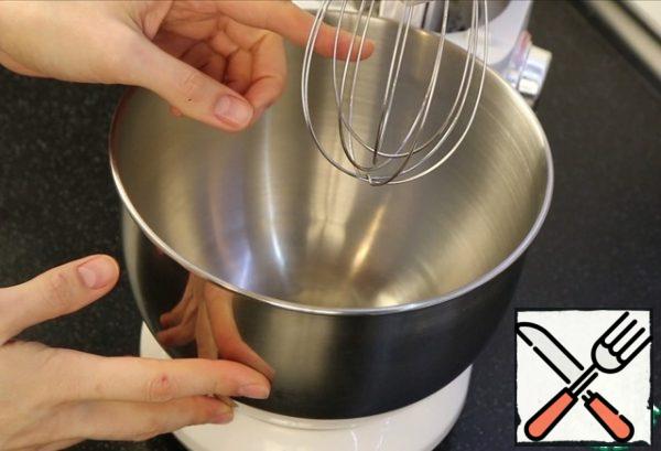 The bowl and Corolla must be clean. It is best to use a metal or glass bowl. Plastic has the ability to absorb fat, and this is known to be the first enemy of meringue.