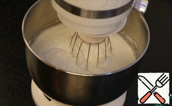 Then gradually add the powdered sugar literally a tablespoon at a time. The interval between adding powdered sugar is 15-20 seconds. Also at medium speed.
After I entered all the powdered sugar for about 3-4 minutes, I continue to whisk.