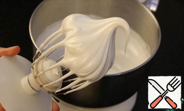 Then the starch. Whisk again for 2-3 minutes and the meringue is ready.