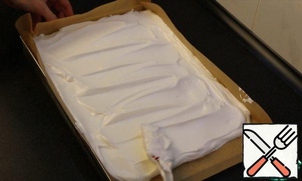 Spread the meringue, distribute evenly. Thickness 1.5-2 cm.
But do not get too carried away, meringue does not like it.