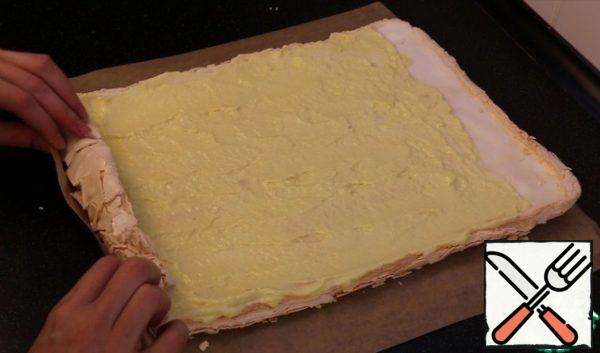 And with the help of paper, almost without touching the roll, I carefully fold it.