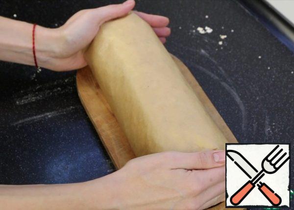 I wrap it in parchment and put it in the refrigerator for at least 2-3 hours, so that the cream stabilizes, grabs, the roll is soaked, all the flavors are United and become one.