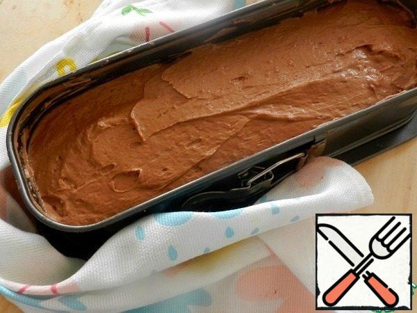 Put the dough in a baking dish greased with butter. The shape should be at least 2 times larger in volume, since our cupcake will grow about 2-2. 5 times. Bake the cake in a preheated 170 degree oven for 60-80 minutes until ready.