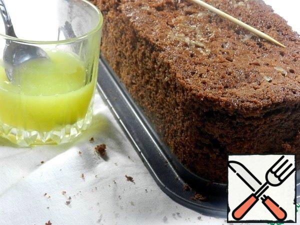Allow the finished cake to cool slightly. Remove from the mold. Skewer to make a lot of holes. Heat the orange juice and soak it in the cake.
Put the cake in the refrigerator before serving (and the more it costs in the refrigerator, the more bright and rich taste it gets...)