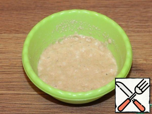 Prepare the brew. Mix 1 tbsp flour with 1 tbsp sugar and dry yeast. Add warm water (50 ml), stir, so that there are no lumps. Put a bowl of sourdough in a warm place until the foam cap appears, for about 20 minutes.