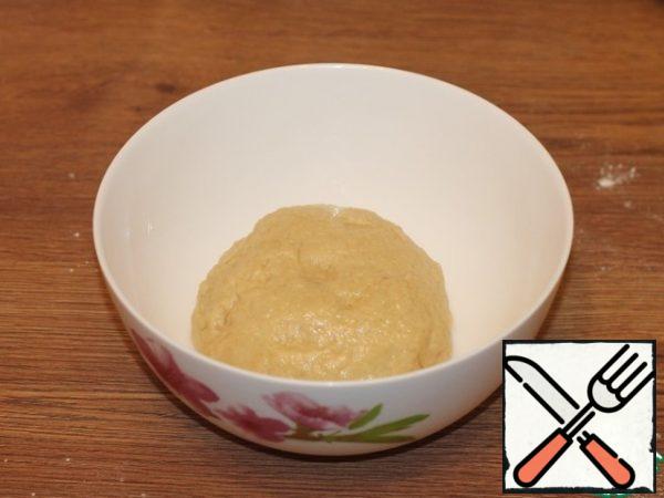 Knead a soft, smooth dough that does not stick to your hands. Collect the dough in a lump. Grease the bowl with vegetable oil and put the dough.