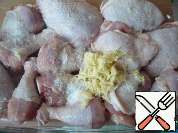 Salt the chicken thighs and shins. Then chop 5 cloves of garlic on a small grater and RUB all the chicken pieces with your hands.
