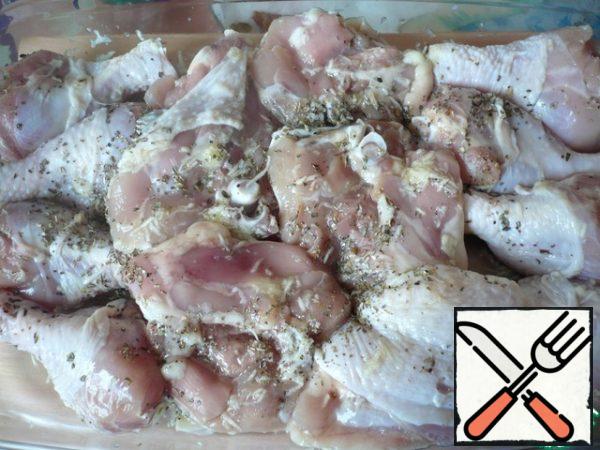 Add 1 tbsp of oregano and mix all the chicken pieces well.