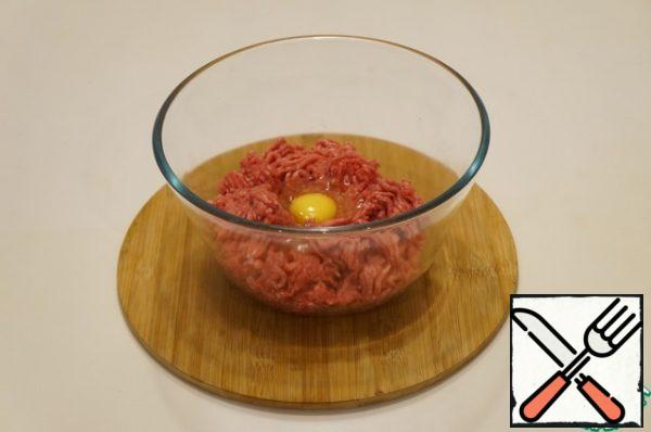 Add the raw egg to the minced meat.