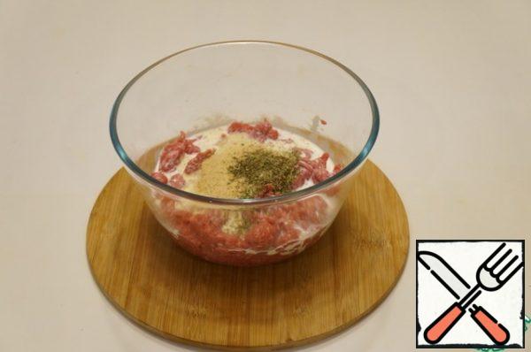 Pour in the cream, add the crackers and herbs. Add a teaspoon of salt (without a slide).