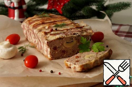 Send it to the preheated oven. Keep the terrine at 175 degrees for about 60 minutes (if you poured hot water on a baking sheet) and 85 minutes if the water was cold. Then remove the foil, add the temperature to 200 degrees and bake for another 10 minutes.