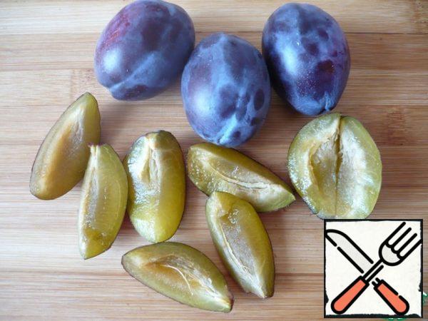 Take 5 plums, remove the seeds and cut into slices.