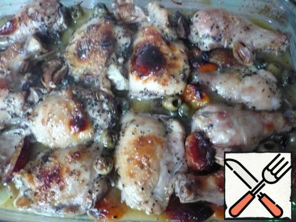 Bake the chicken for 50-60 minutes, until the skin is Golden brown and the juice is transparent when piercing the meat.