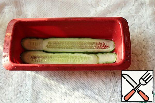 In a silicone mold measuring 10 x 24 cm and 6 cm high, put thin strips of cucumber so that they overlap each other. If the form is not silicone, it should be covered with a film.