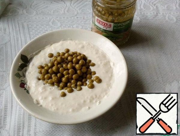 Cottage cheese (125 g) with cream cheese crushed in a blender, add salt, horseradish and dissolved gelatin (from the second bowl), beat. Add the peas.
