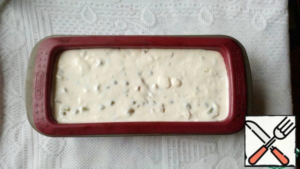 Pour the cheese mass into the mold. Put in the refrigerator for 40 minutes until solidified.