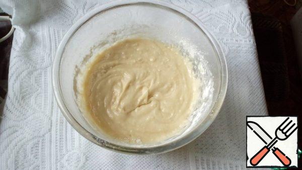 Continuing to whisk, pour the oil with sour cream and soda.
Add, sifting, flour mixture. Stir with a spatula until all the flour is moistened. You can mix it with a mixer at the smallest turns.