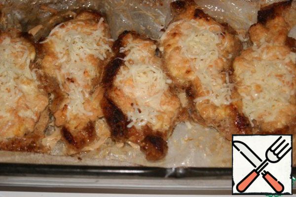 Remove from the oven and sprinkle with grated cheese. Send in the oven for another 3-4 minutes to melt the cheese.