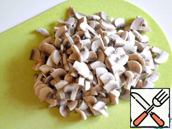Peel the mushrooms and cut them into thin plates.