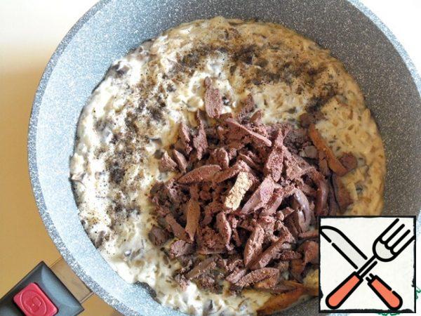 In this mass, add salt, ground black pepper and prepared liver, it will "soak" in sour cream, it will be tender-tender.
For my taste, no more spices are needed, because they will kill the flavor of mushrooms, and you decide for yourself.
When adding salt, consider the taste of the cheese.