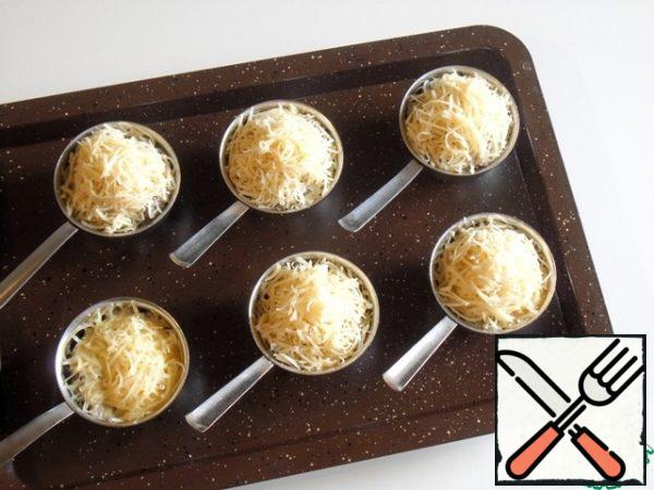 Now the final touch remains, and for serving - bake Julienne.
Preheat the oven to 200 degrees.
Grease the baking dish with butter.
Grate the cheese on a medium grater. Arrange the fried foods into molds and sprinkle cheese generously on top.