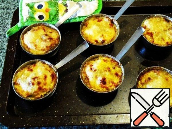 We send it to the preheated oven and bake for 10 - 15 minutes.
Or until the cheese is covered with a golden crust.