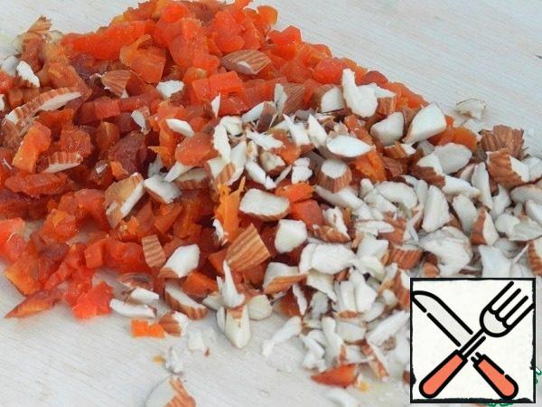 Chop the dried apricots and almonds into small cubes.