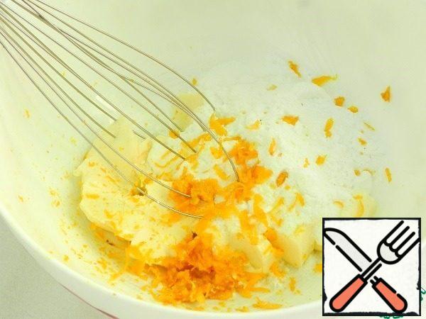 Beat the butter at room temperature with a whisk with powdered sugar, orange zest and vanilla until fluffy for 2 minutes.