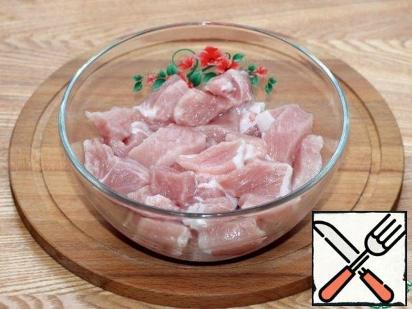 Cut the prepared meat flesh into portions and put it in a bowl.