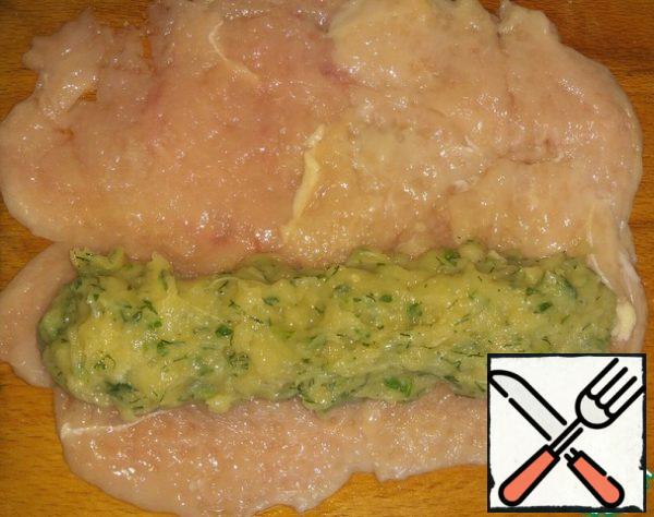 Put the minced meat on the edge of the beaten fillet.
Roll it into a roll.