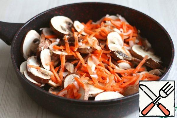 Add 2-3 tablespoons of vegetable oil to the pan, then add large mushrooms cut into plastic (7 PCs.), chopped carrots (1 PC.) and onions (1 PC.), add a little salt and pepper to taste.