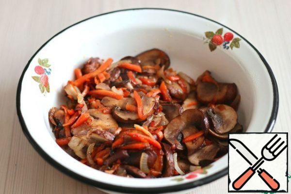 Fry the vegetables and mushrooms until light golden brown. Then put the vegetable mixture in a bowl.