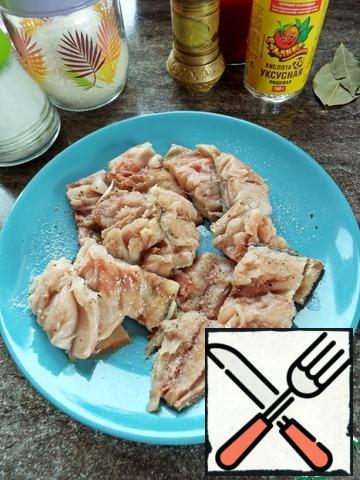 Clean the mackerel, cut off the head and tail.
You can just cut the fish into pieces. But I also remove the bones.
After all, we have a festive feed, and the bones will be superfluous.
Cut into small pieces, season with salt and pepper.