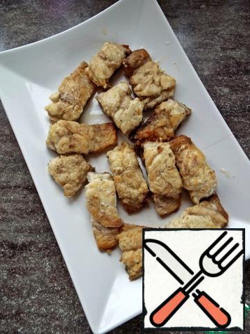 Roll in flour and quickly fry in oil on both sides.
