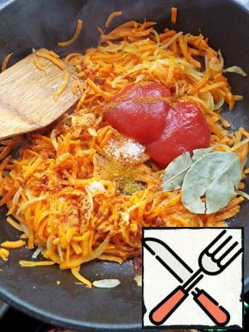 Fry the onion and carrot until the onion is soft.
Add salt, sugar, two types of pepper, tomato paste, Bay leaf and vinegar. Stir.