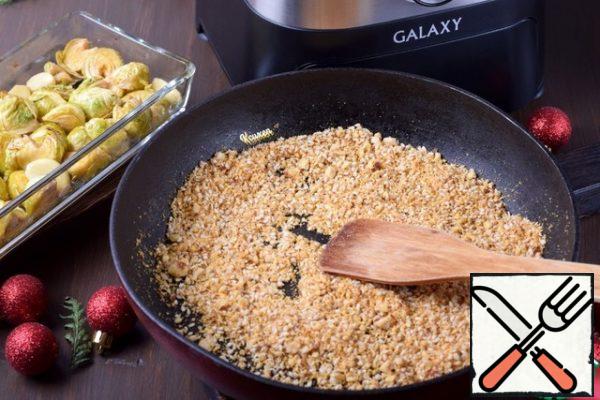 Over medium heat, heat a dry frying pan and fry the nut sprinkles a little, stirring constantly. This will take about 2 minutes. As soon as the aroma of nuts and smoked paprika appears, remove the pan from the heat.